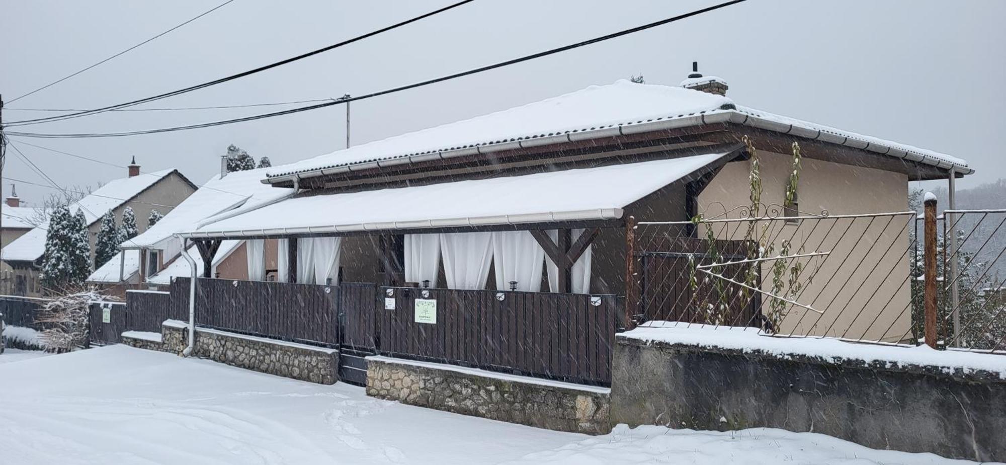 Lugas Apartman Miskolctapolca 2 Haloszoba Dezsa Es Jakuzzi Koezel A Barlangfuerdohoez Buitenkant foto