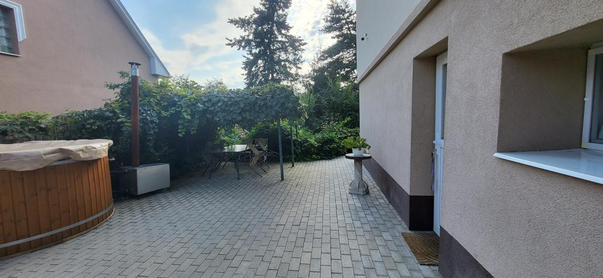 Lugas Apartman Miskolctapolca 2 Haloszoba Dezsa Es Jakuzzi Koezel A Barlangfuerdohoez Buitenkant foto
