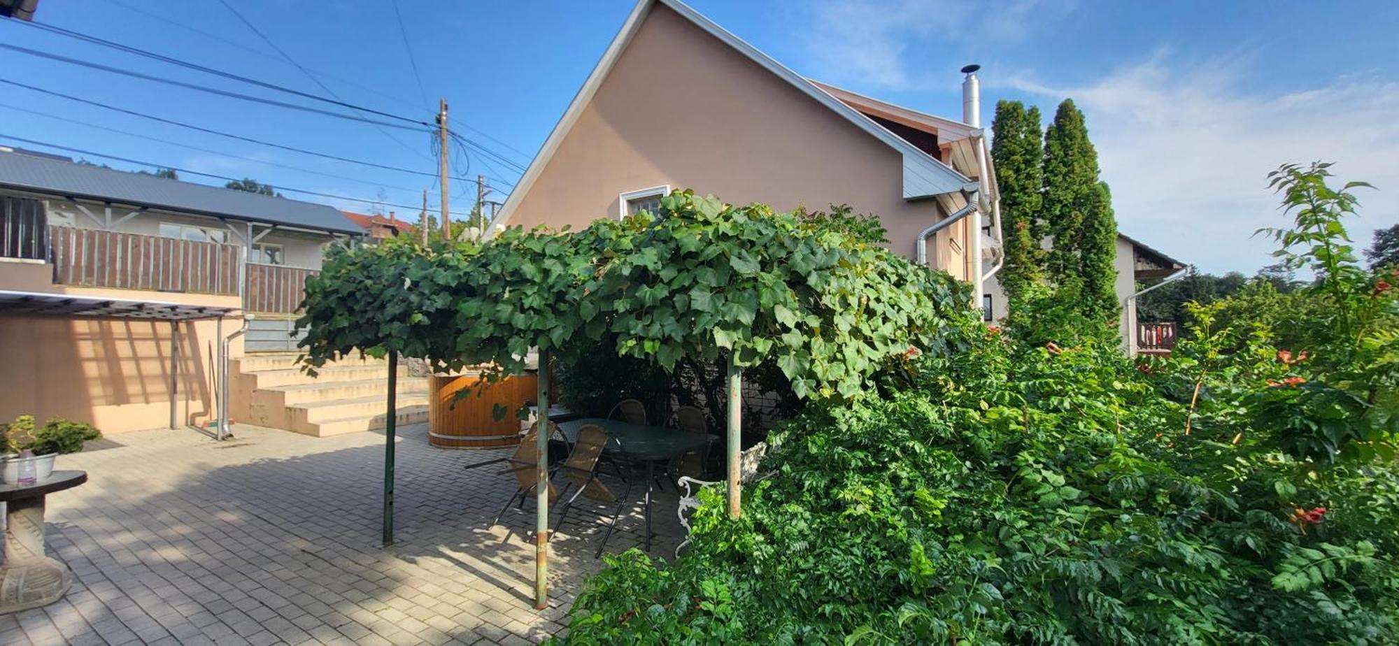 Lugas Apartman Miskolctapolca 2 Haloszoba Dezsa Es Jakuzzi Koezel A Barlangfuerdohoez Buitenkant foto